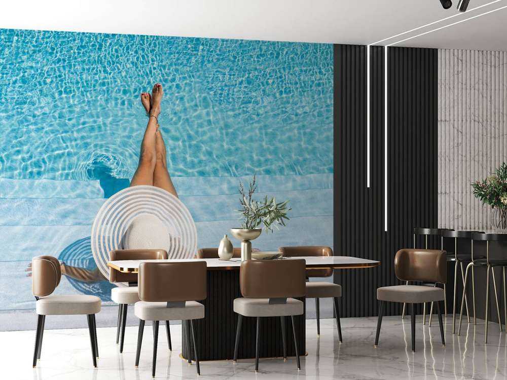 Vrouw bij het zwembad