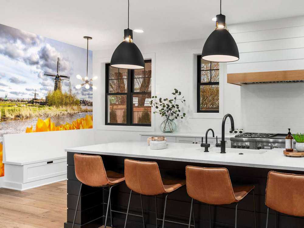 Hollandse molen met oranje tulpen op de voorgrond