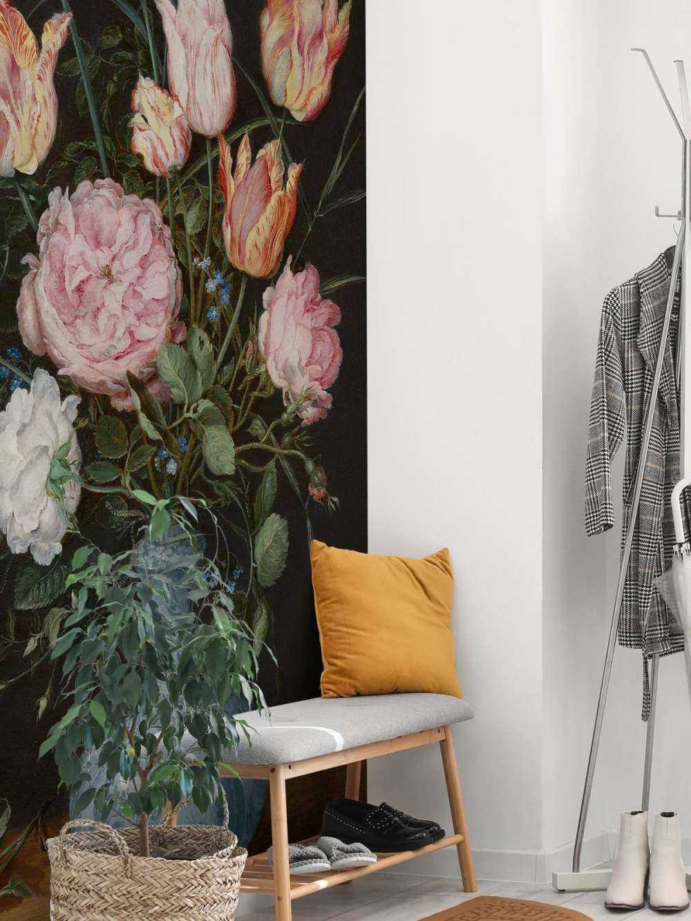 Wan-Li vase with flowers