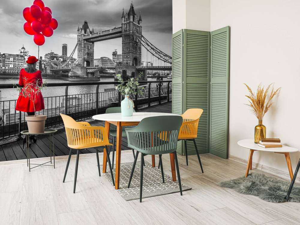 Woman at the tower bridge