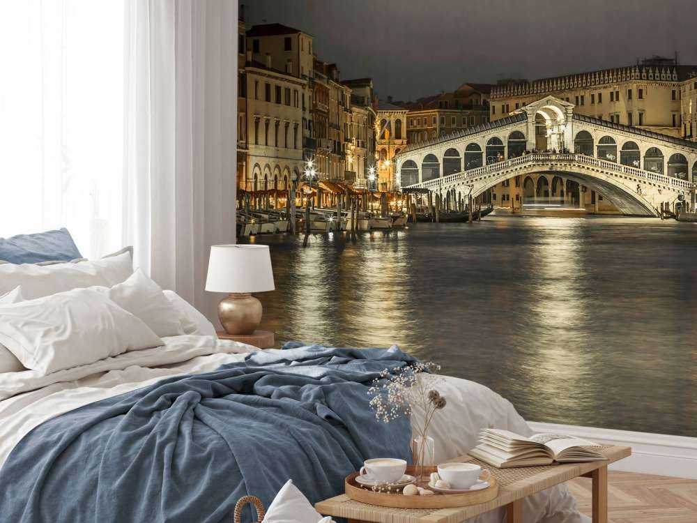 Rialto bridge in the evening