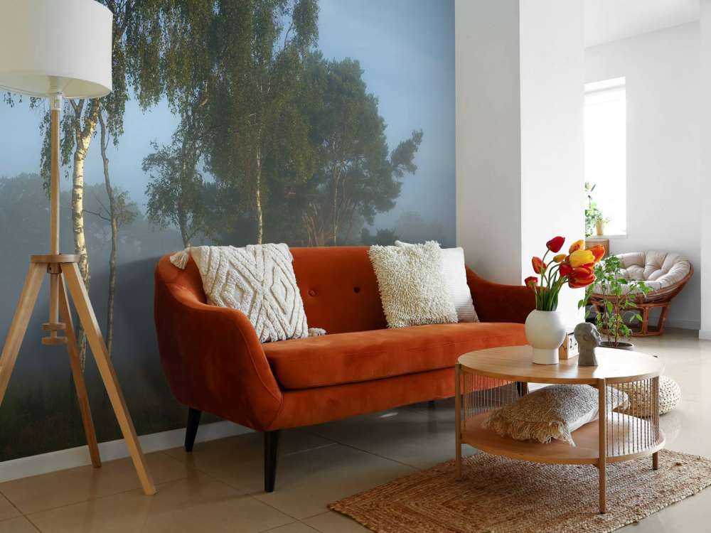 Bomen op een rijtje met mist