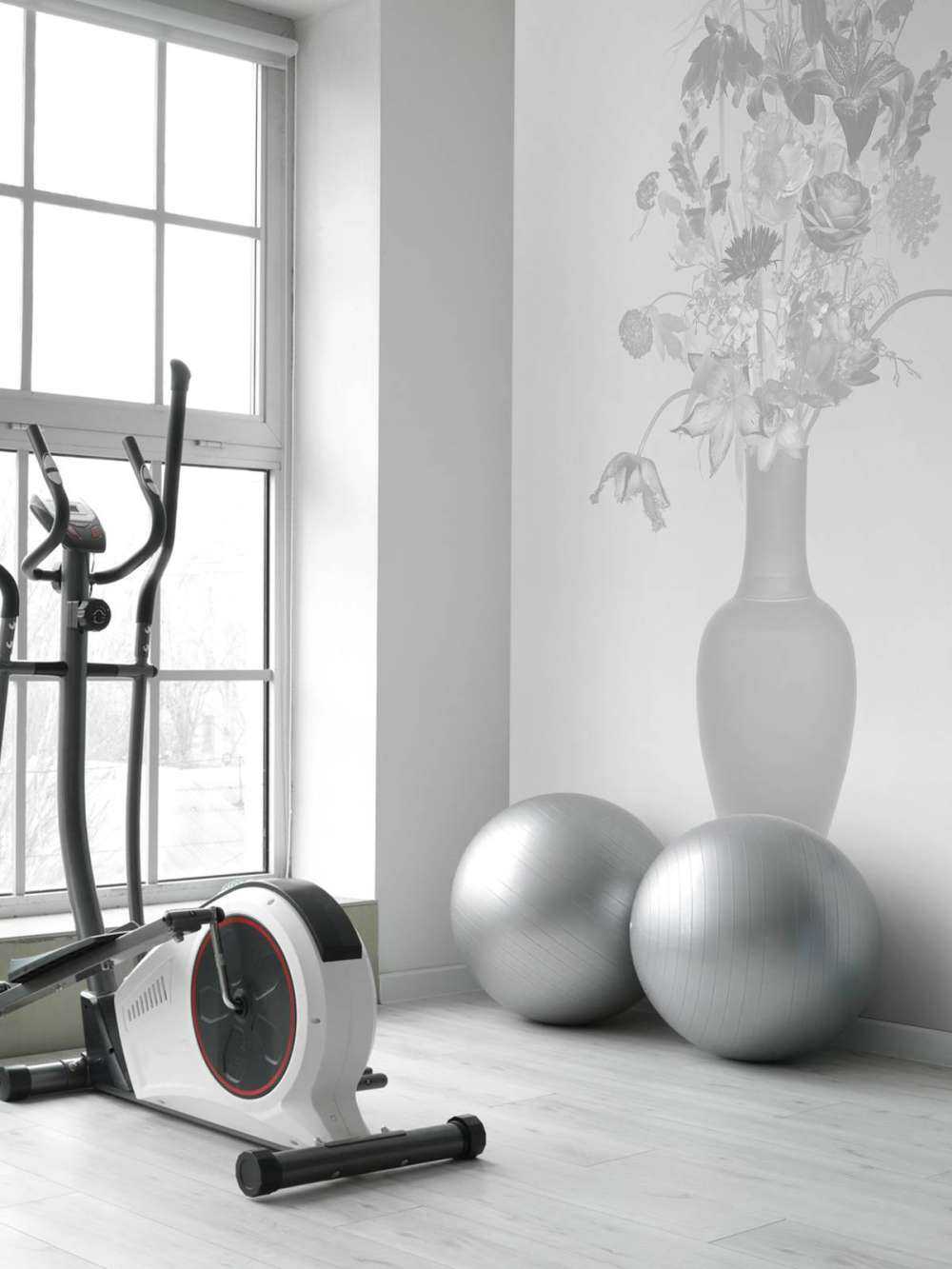 Generous flower bouquet black and white