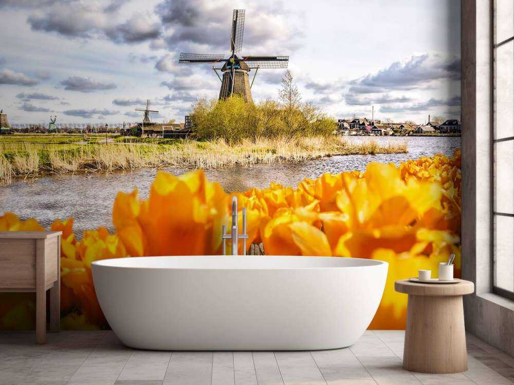 Hollandse molen met oranje tulpen op de voorgrond