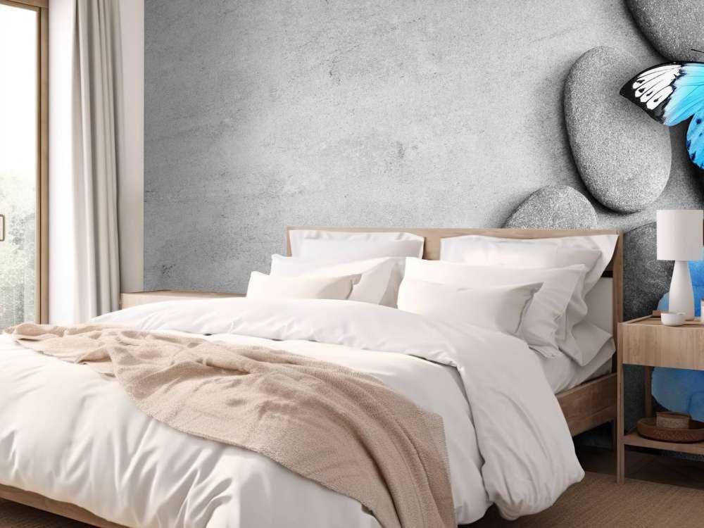 Grijze stenen met een blauwe vlinder en bloemen