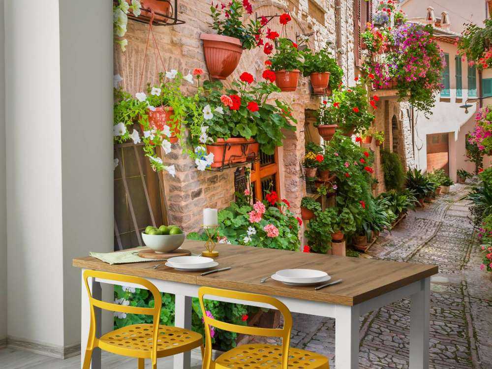 Gezellig straatje met bloemen in Italië