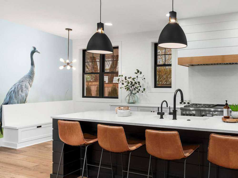 Kraanvogel in de ochtendmist