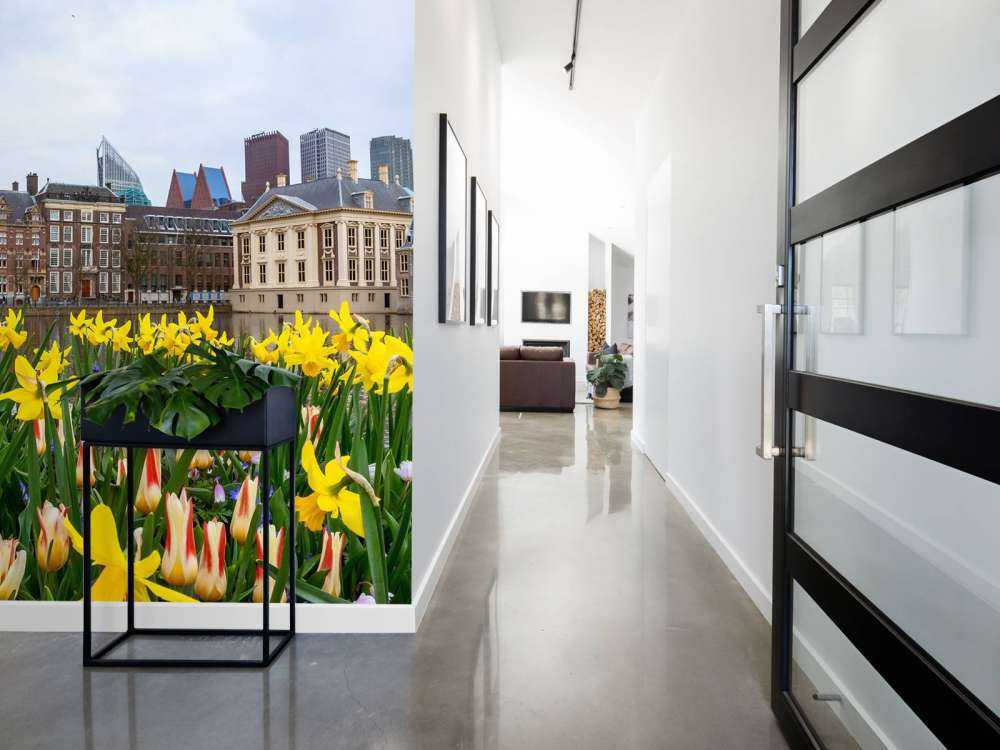 Den Haag met bloemen op de voorgrond