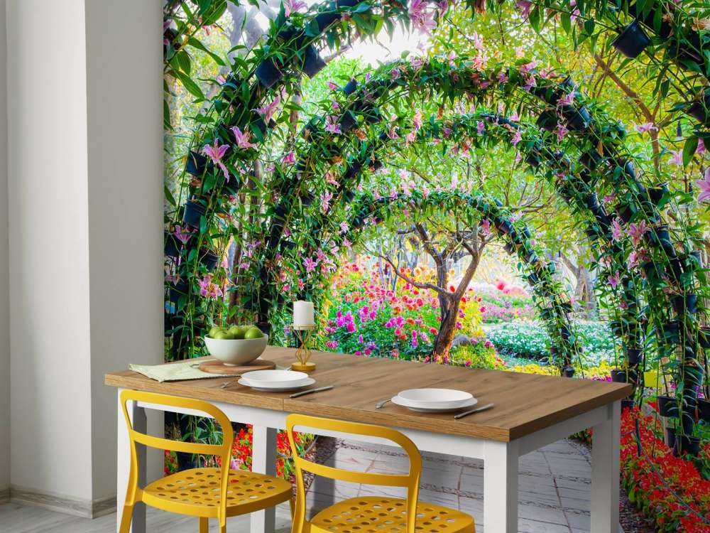 Bloemenbogen in een parkje