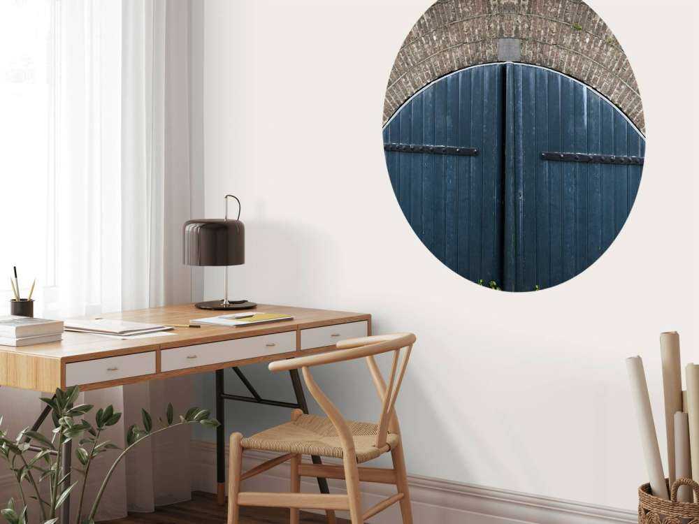 Bakstenen muur met blauwe deuren