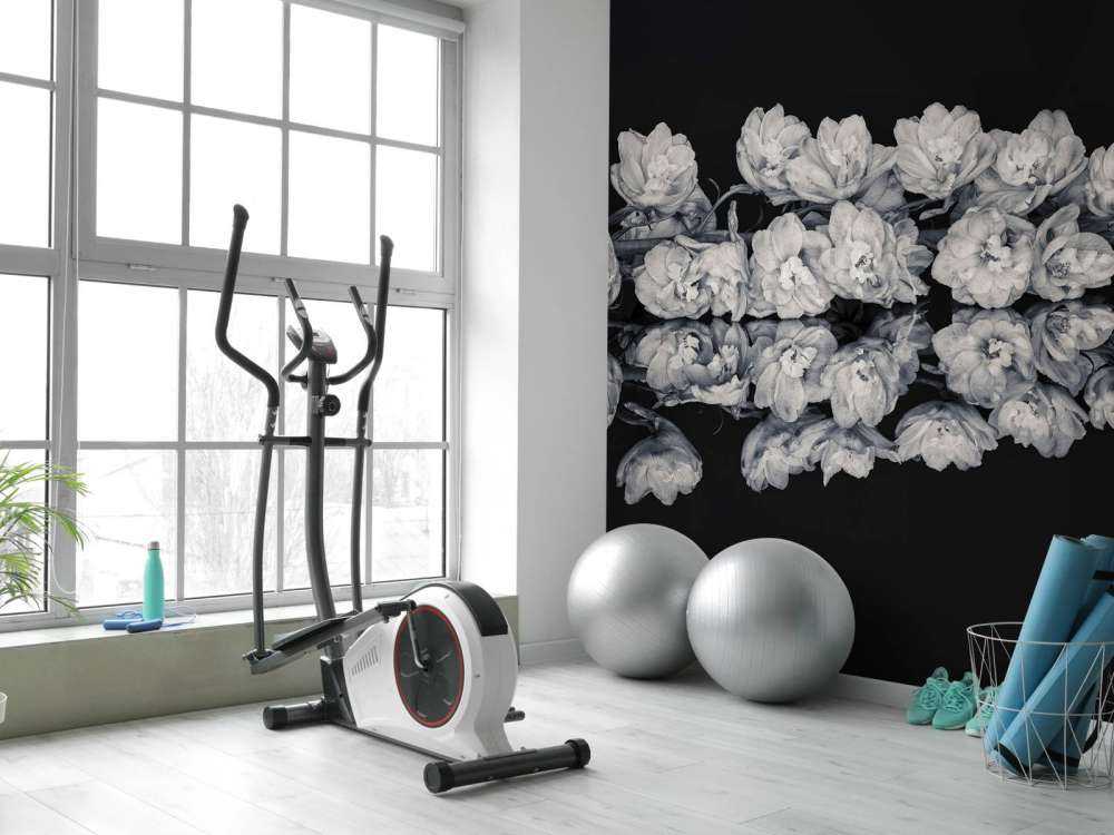 Weerspiegeling bloemen zwart-wit