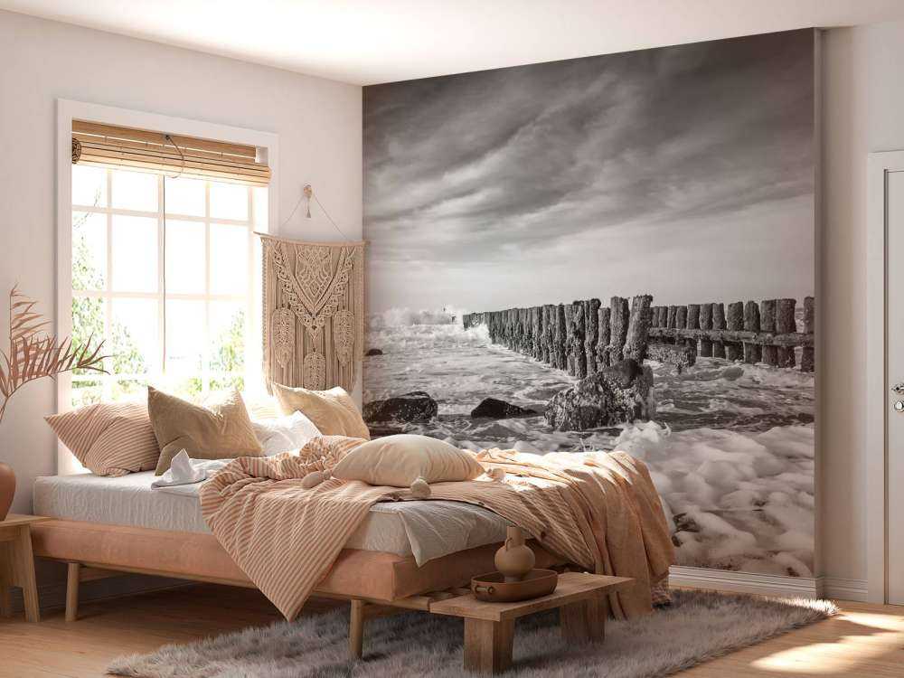 Schuimende zee in zwart-wit