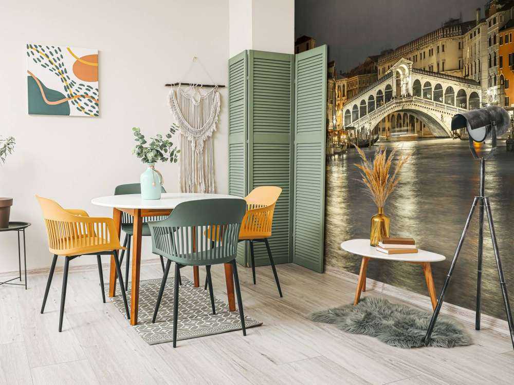 Rialto bridge in the evening