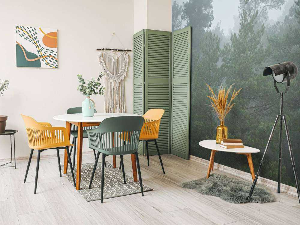 Naaldbomen in de mist