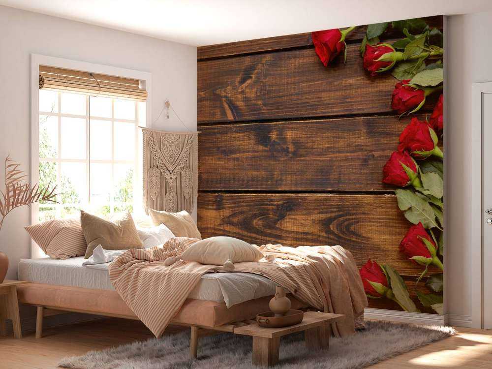 Red&#x20;roses&#x20;on&#x20;wood
