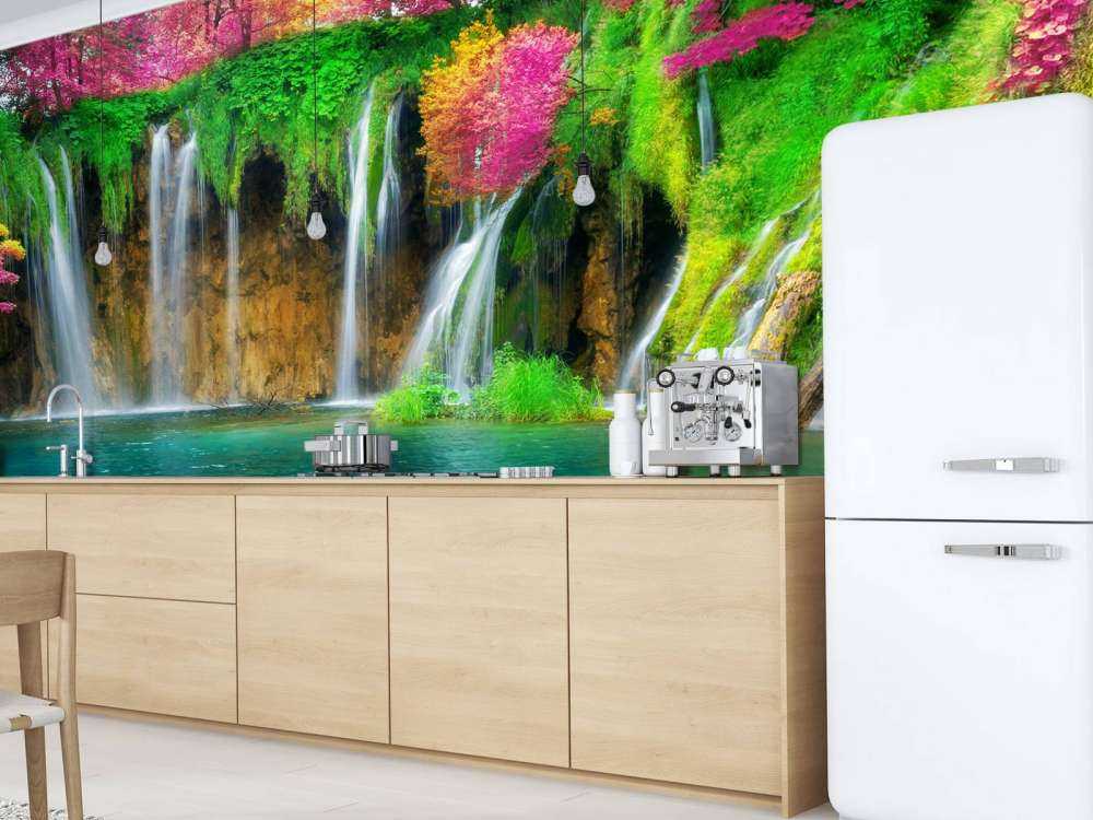 Exotische waterval met kleurrijke bloemen