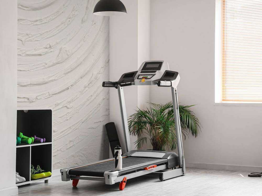 Round shapes and lines in off white