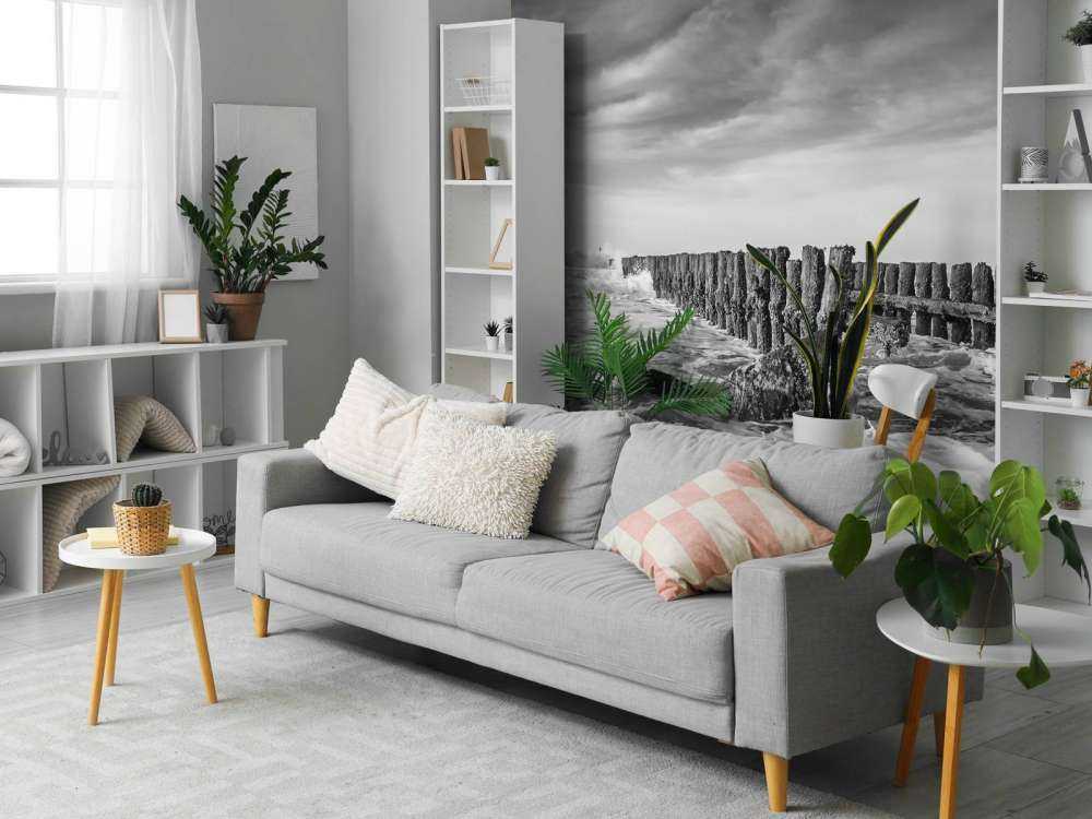 Schuimende zee in zwart-wit