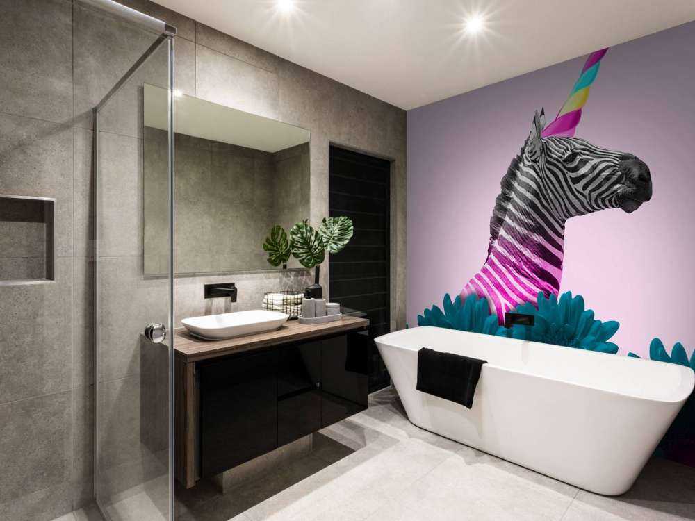 Kruising van een zebra en eenhoorn met blauw-paarse bloemen