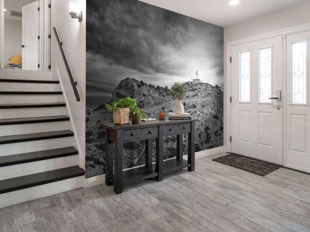 Vuurtoren aan de kust in zwart-wit