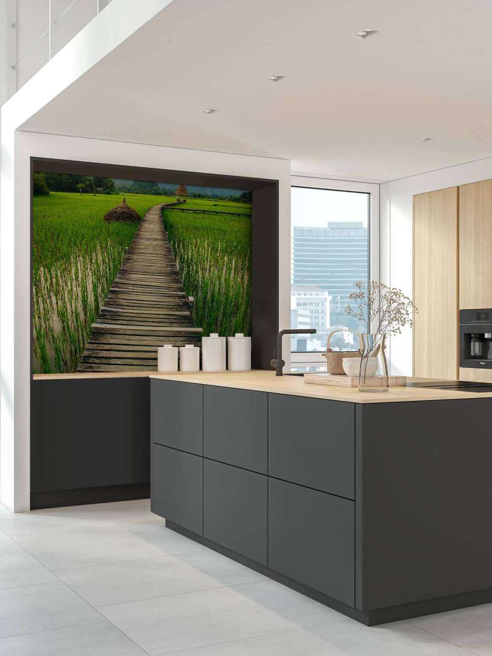 Houten steiger door een rijstveld