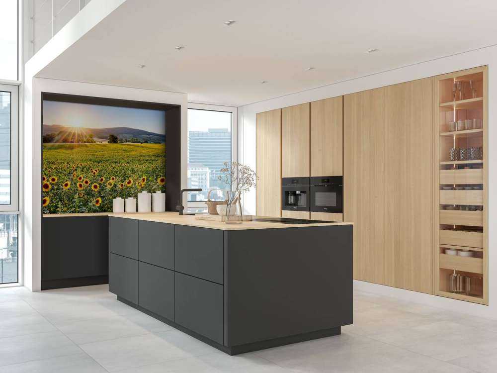 Berglandschap met zonnebloemen