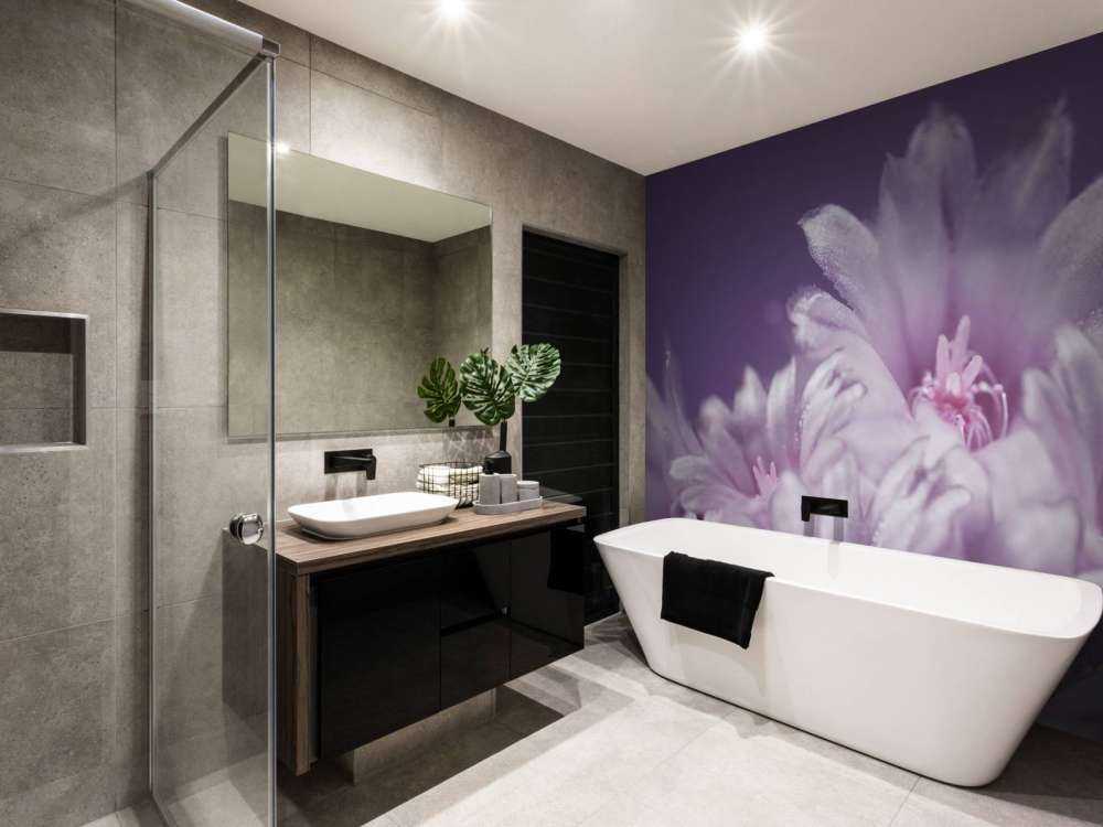 Roze bloemen met een paarse achtergrond