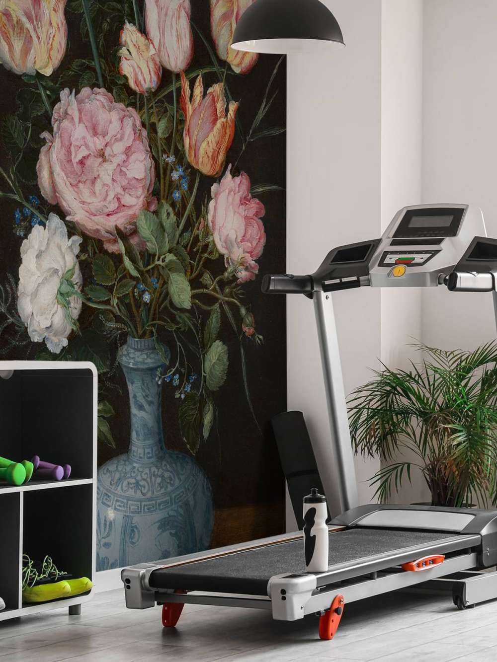 Wan-Li vase with flowers