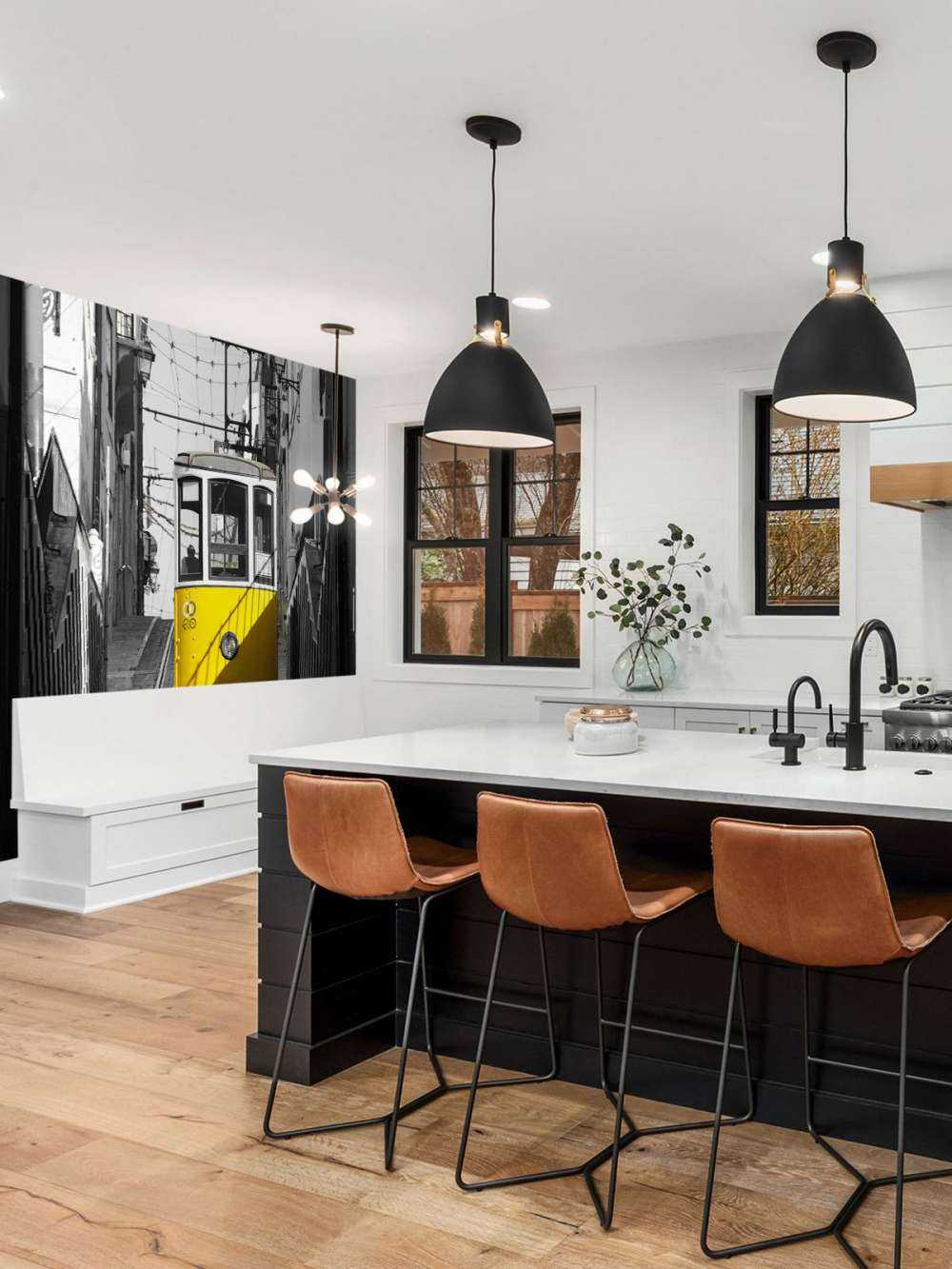 Tram black white yellow