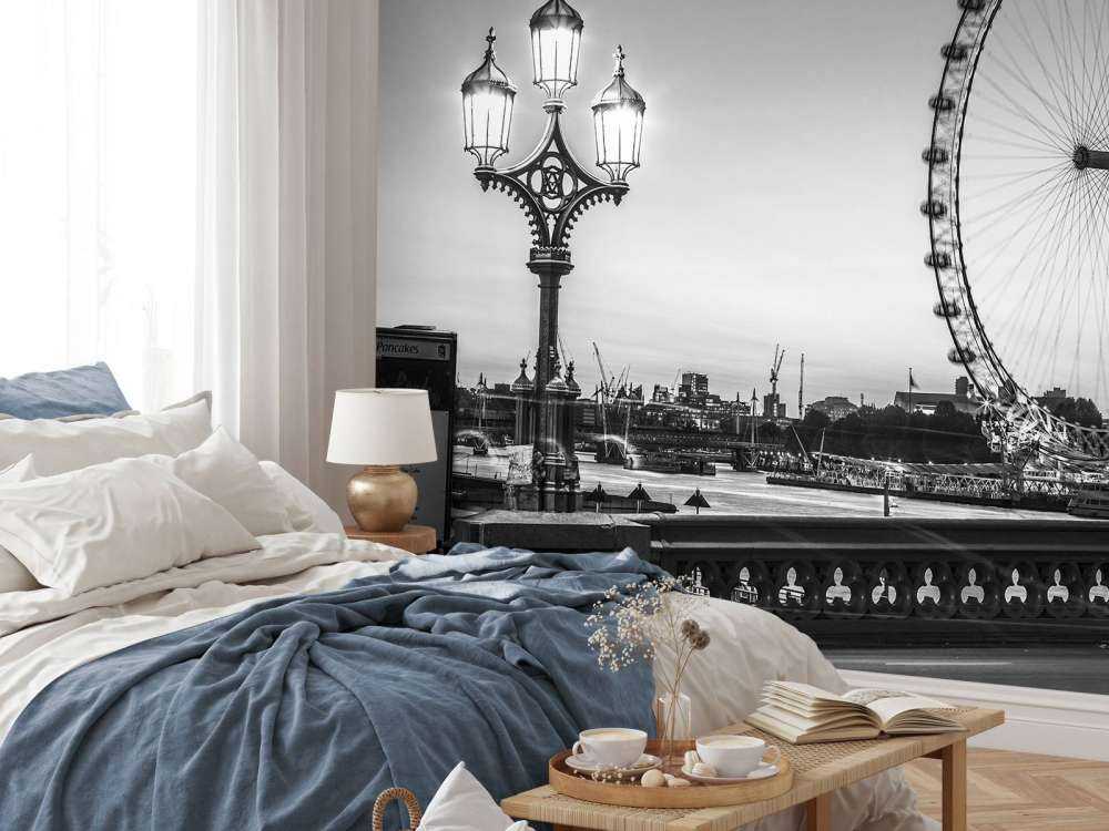 Ferris wheel black and white