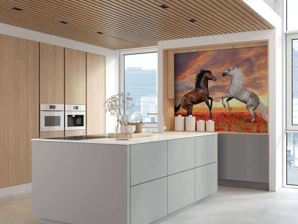 Verliefde paarden in een bloemenveld