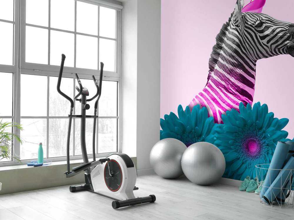 Kruising van een zebra en eenhoorn met blauw-paarse bloemen