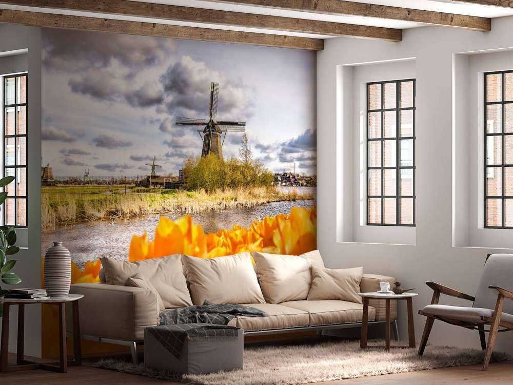 Hollandse molen met oranje tulpen op de voorgrond