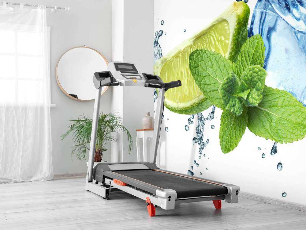 Splashing water with mint and lime