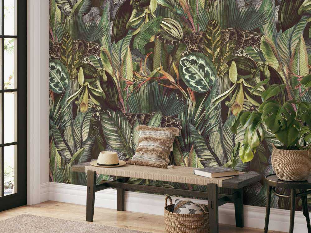 Leopard between the leaves