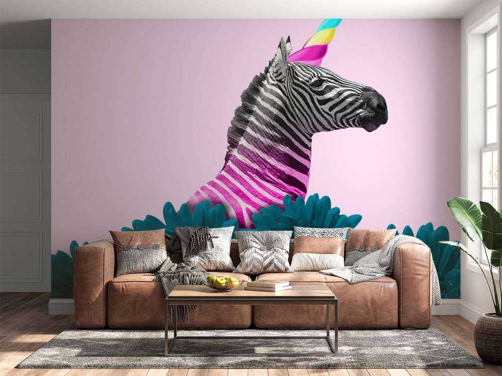 Kruising van een zebra en eenhoorn met blauw-paarse bloemen