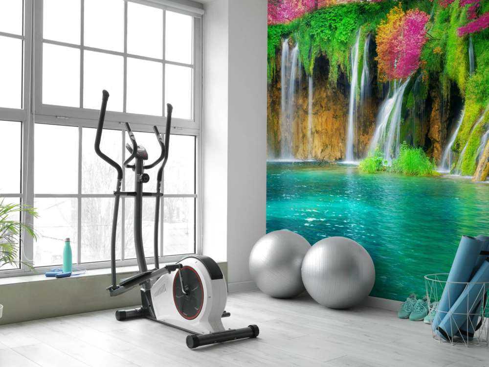 Exotische waterval met kleurrijke bloemen