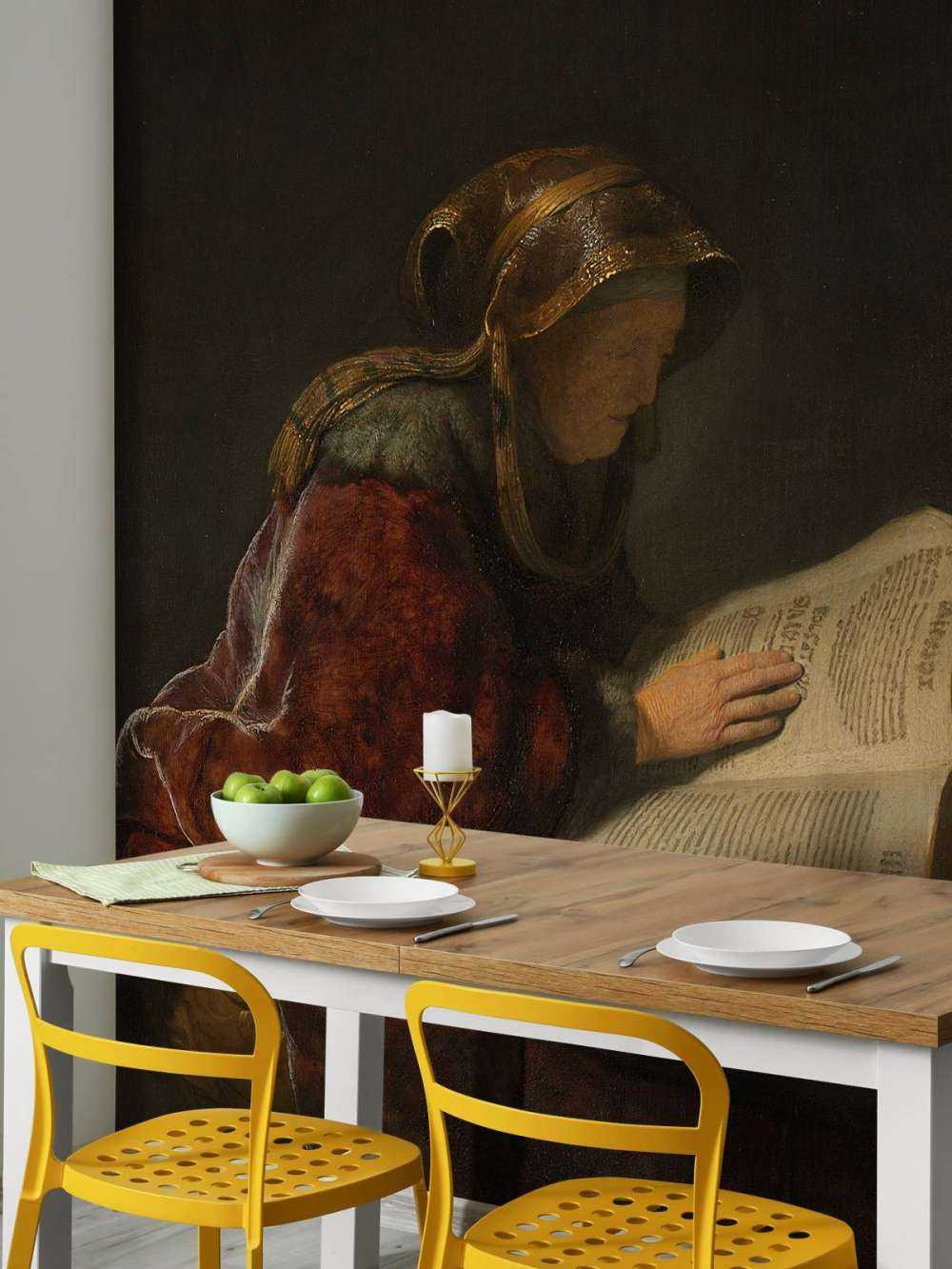 Oude lezende vrouw