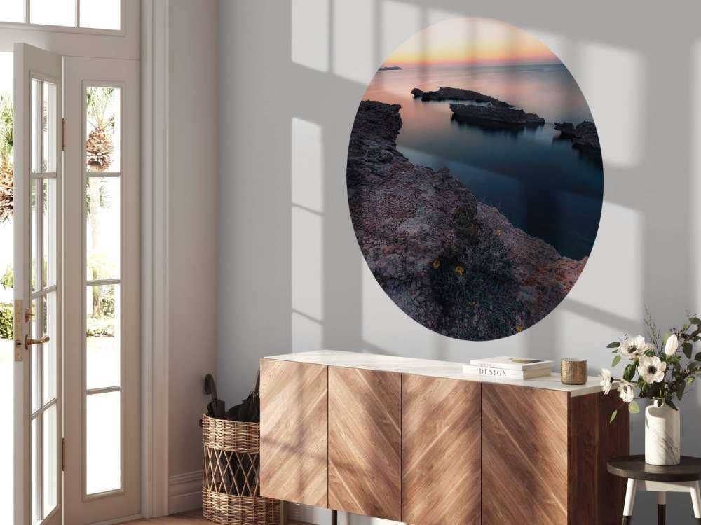 Rustig water met rotsen