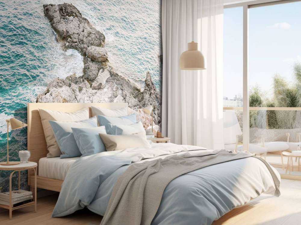 Blauw water met rotsen