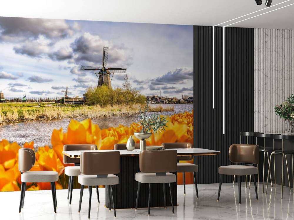 Hollandse molen met oranje tulpen op de voorgrond