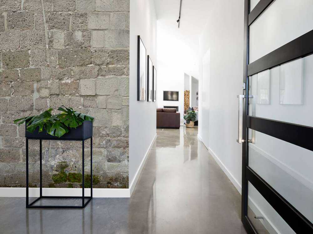 Een oude gerestaureerde muur