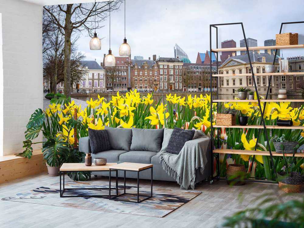 Den Haag met bloemen op de voorgrond