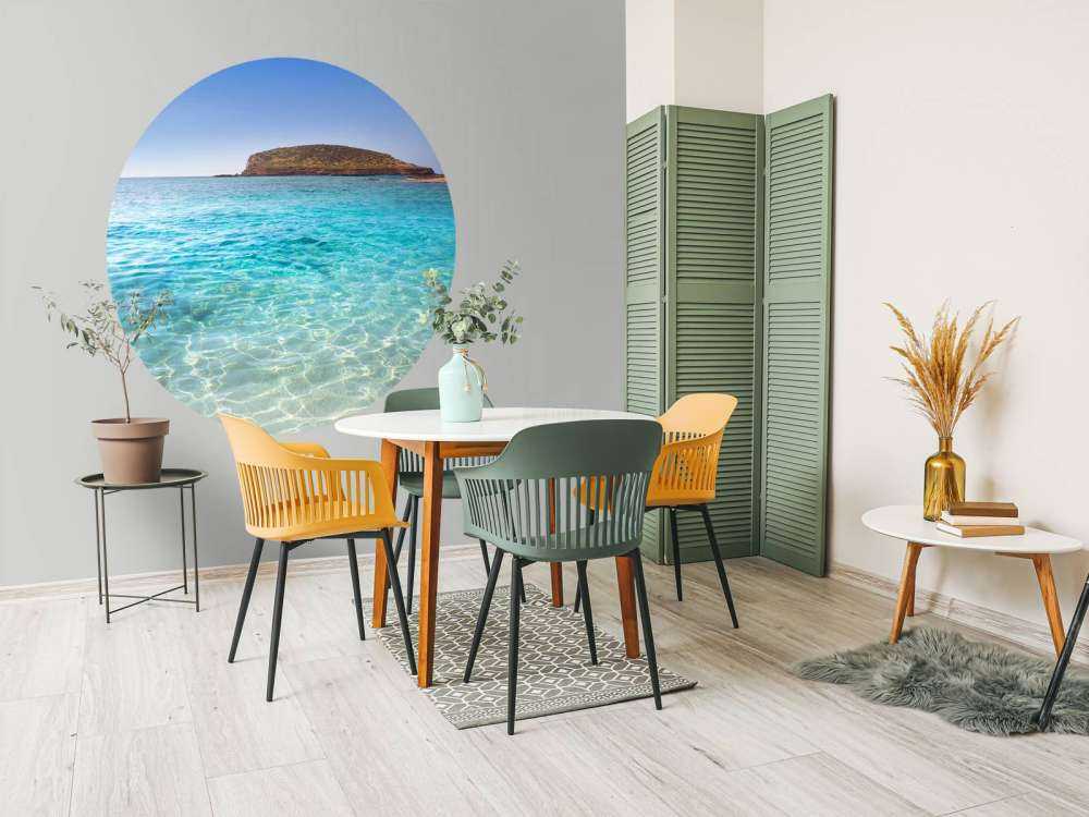Blauw water met eiland