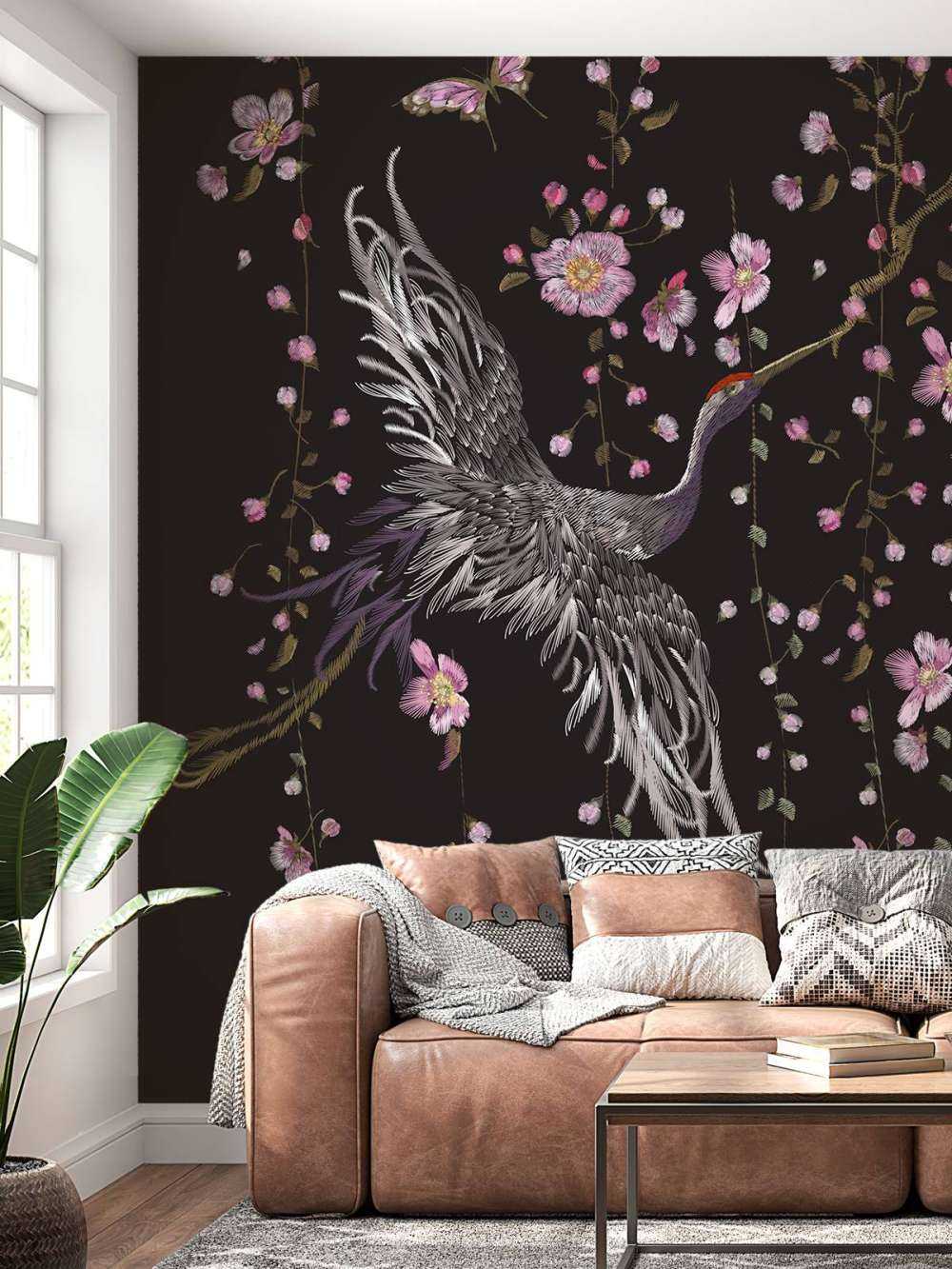 Kraanvogel bij roze bloemen