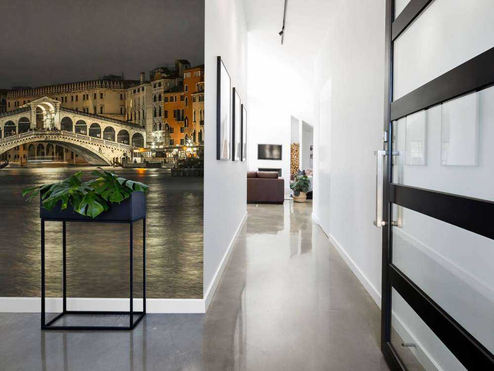 Rialto bridge in the evening