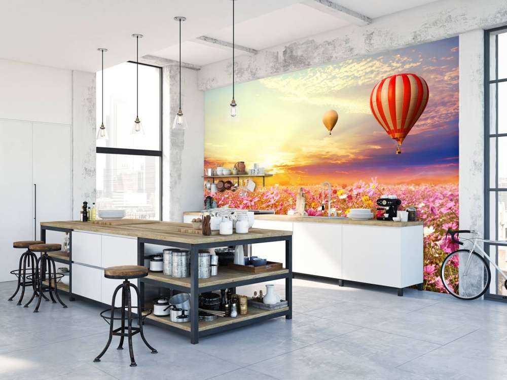 Luchtballonnen boven een bloemenveld