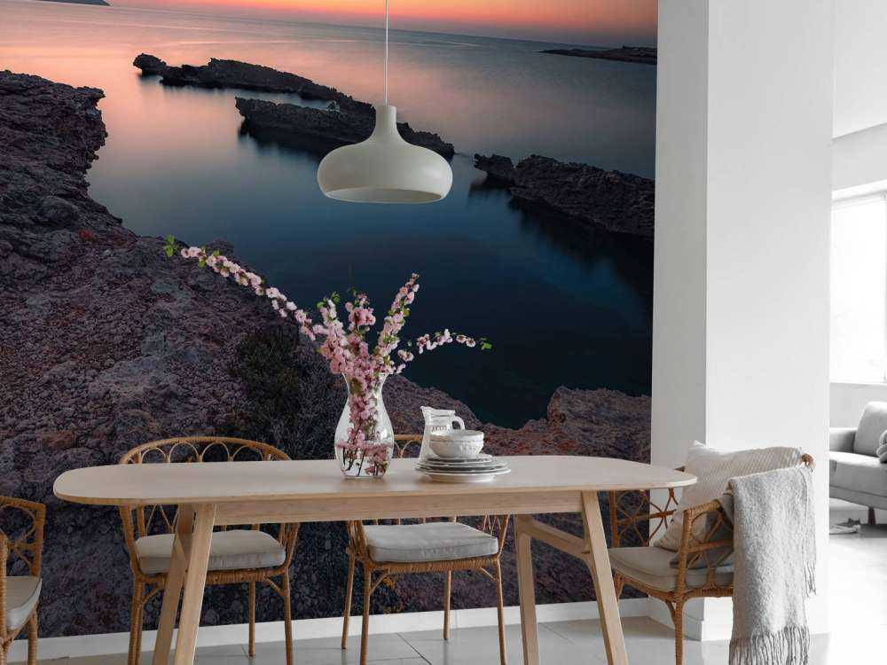 Rustig water met rotsen