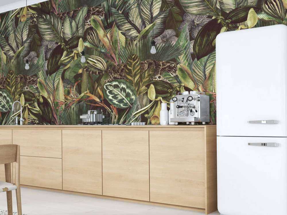 Leopard between the leaves